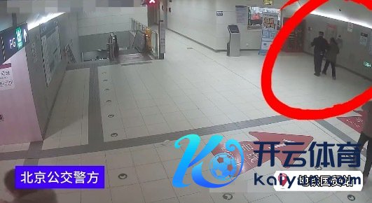女子气急攻心呼吸不毛被民警救下，被急救车送往病院调节